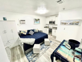 Adorable studio in downtown Cape Coral near beach!
